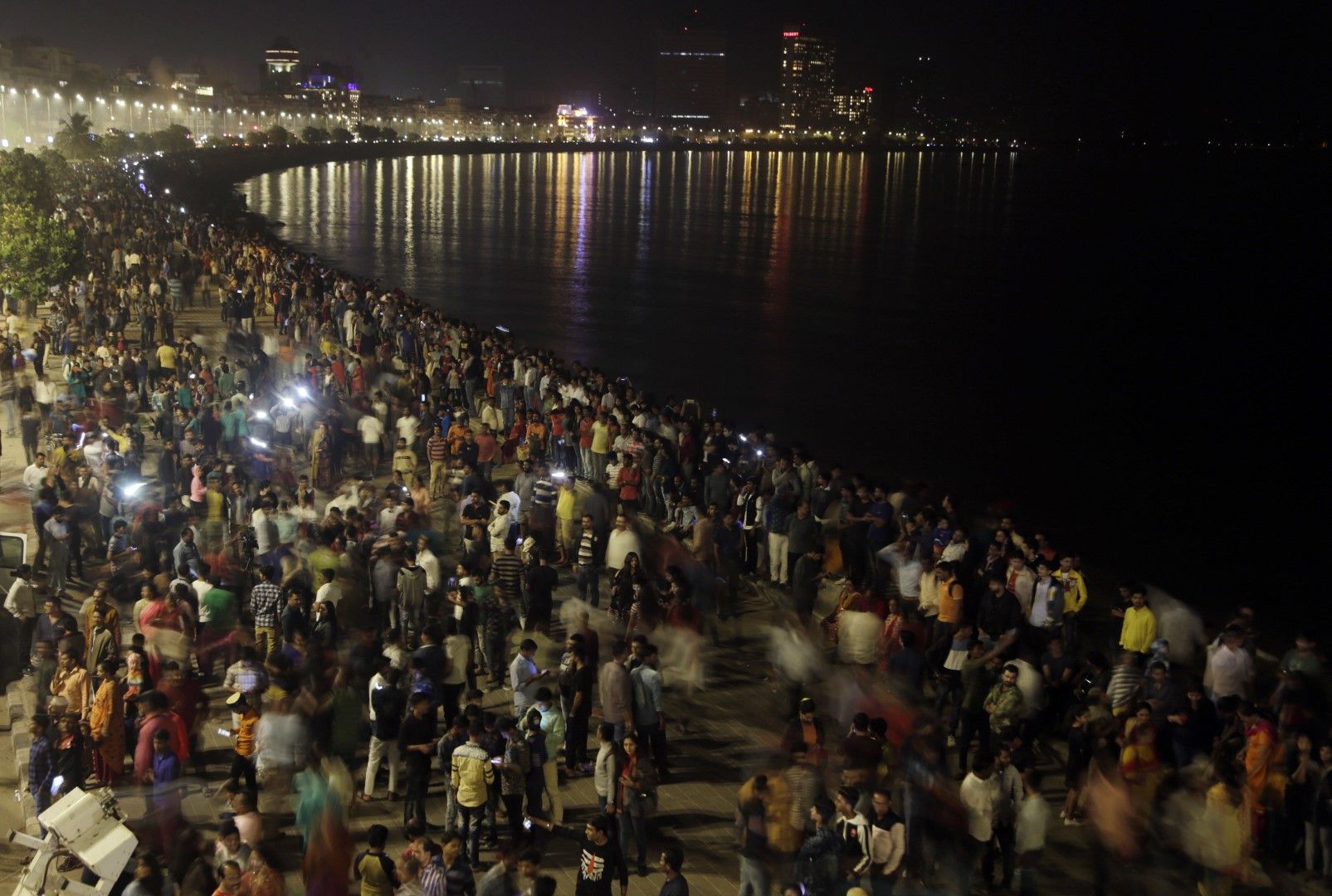 Хиляди индийци се събраха да посрещнат Новата година в Мумбайна 