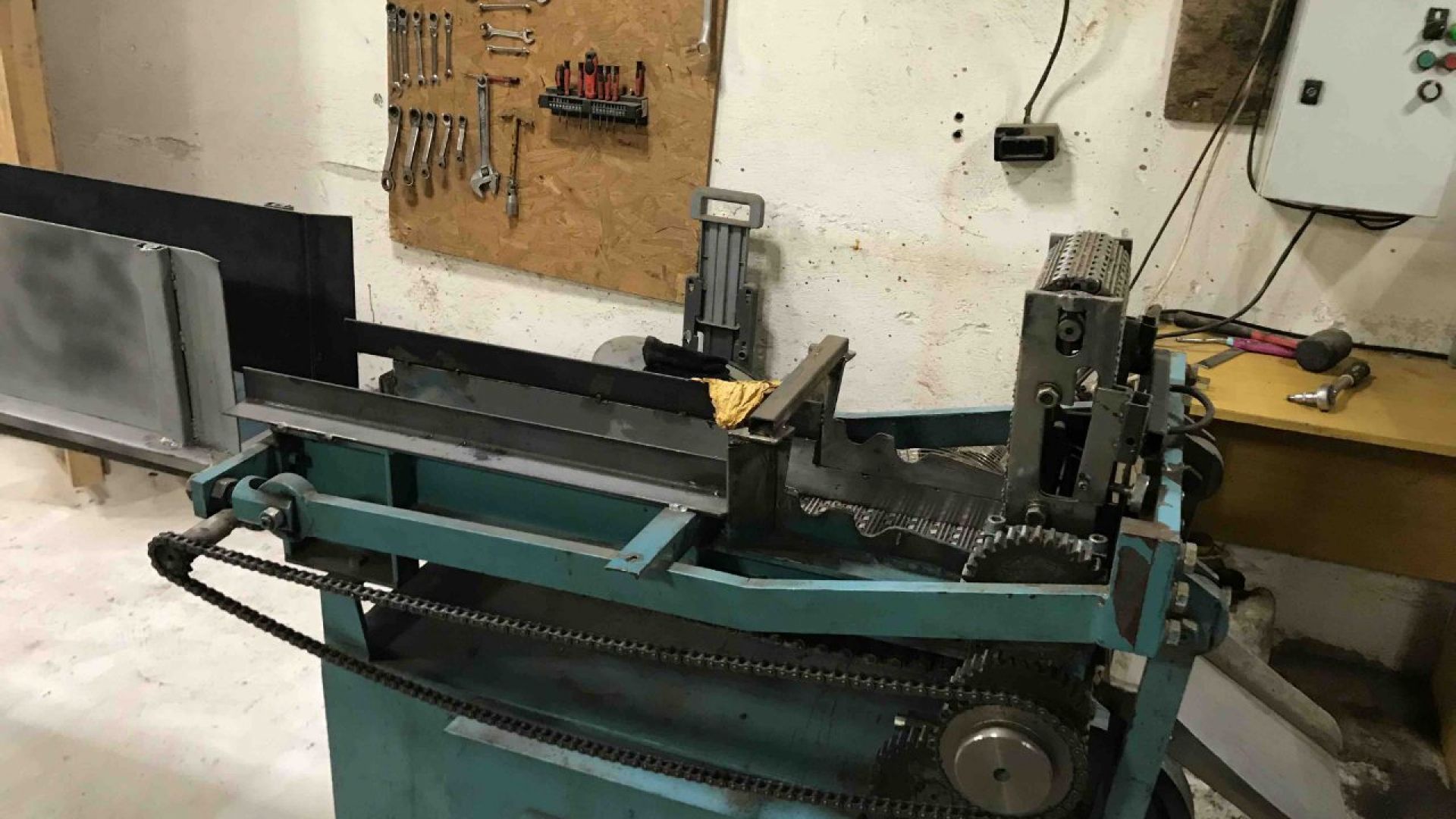 Нелегален цех за рязане на тютюн разкрили столични митничари При