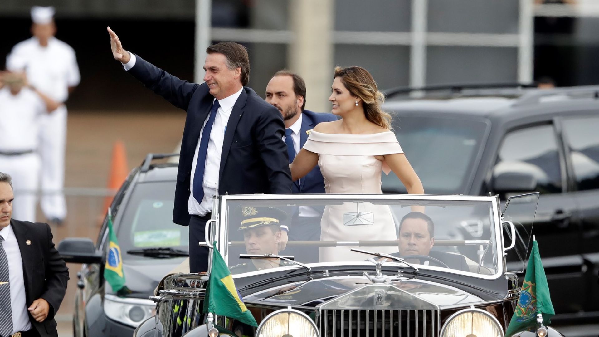 Новият президент на Бразилия позира в "Ролс-Ройс" и встъпи в длъжност