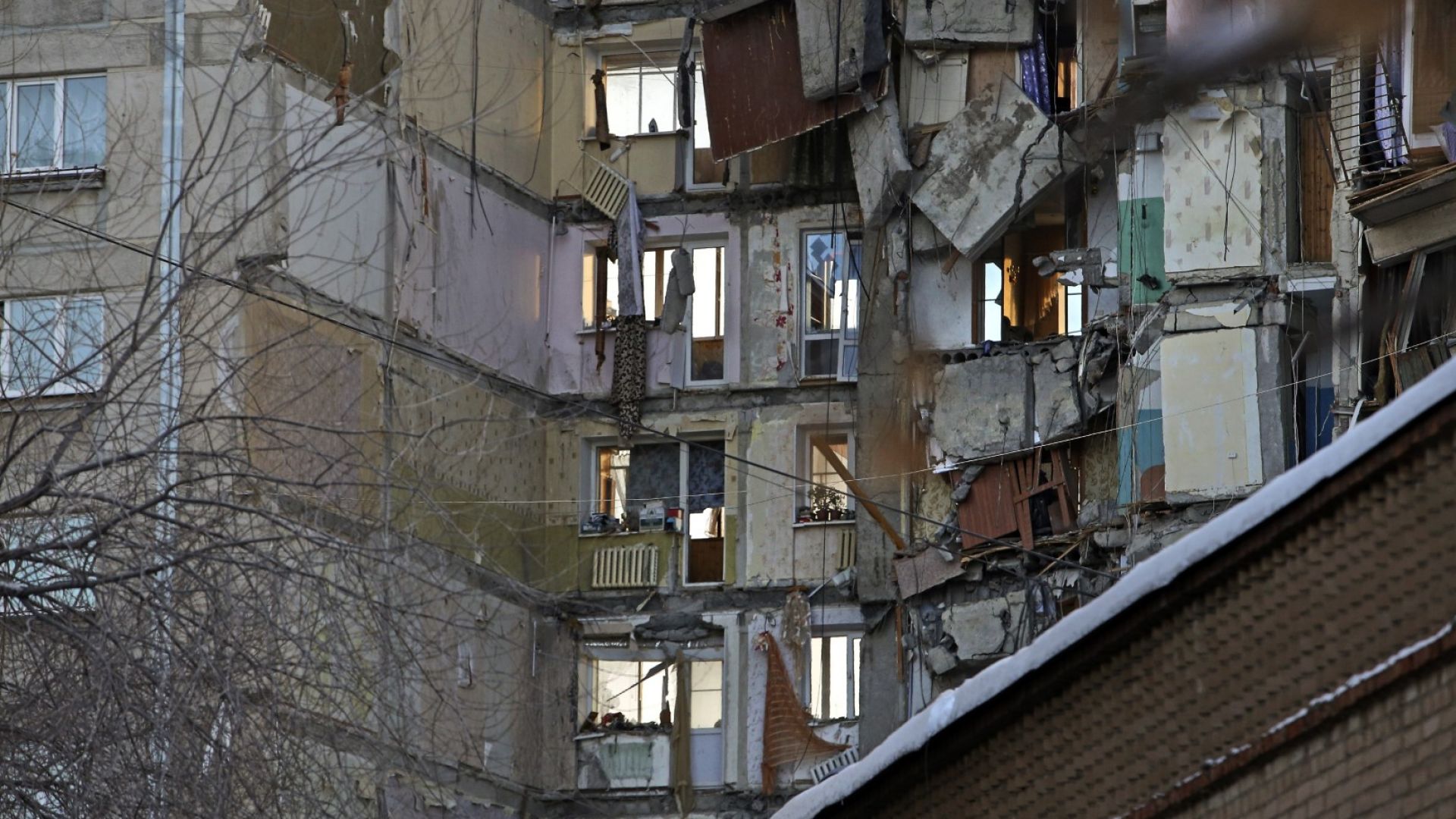 Продължават да се увеличават жертвите на срутилия се жилищен блок