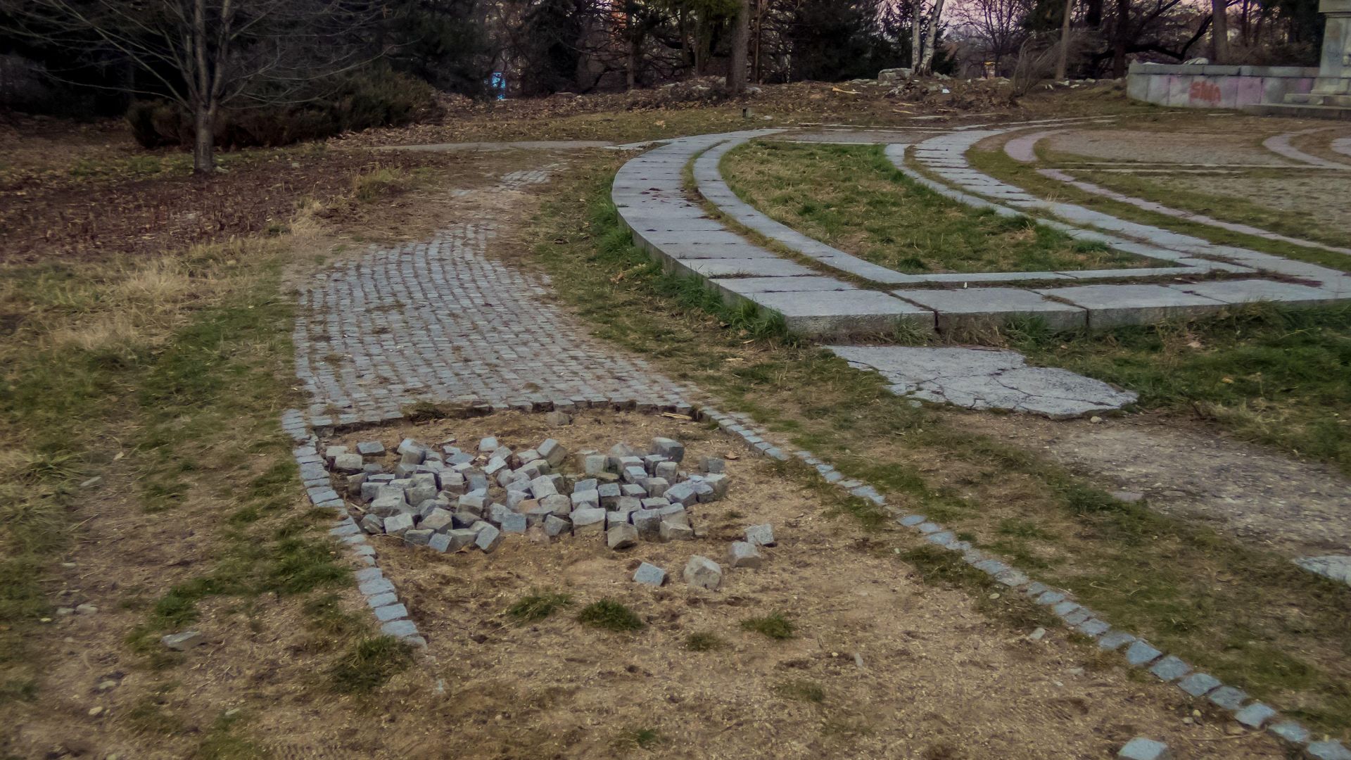 Наблюдателни минувачи забелязаха как полека изчезва една от алеите в