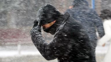 Москва е в капана на рекордни снежни преспи (видео)