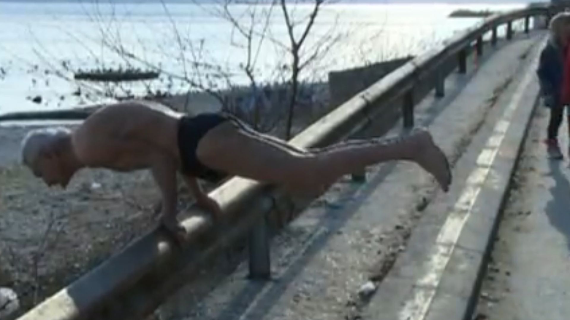 79 годишен варненец не пропуска ден без да плува в морето