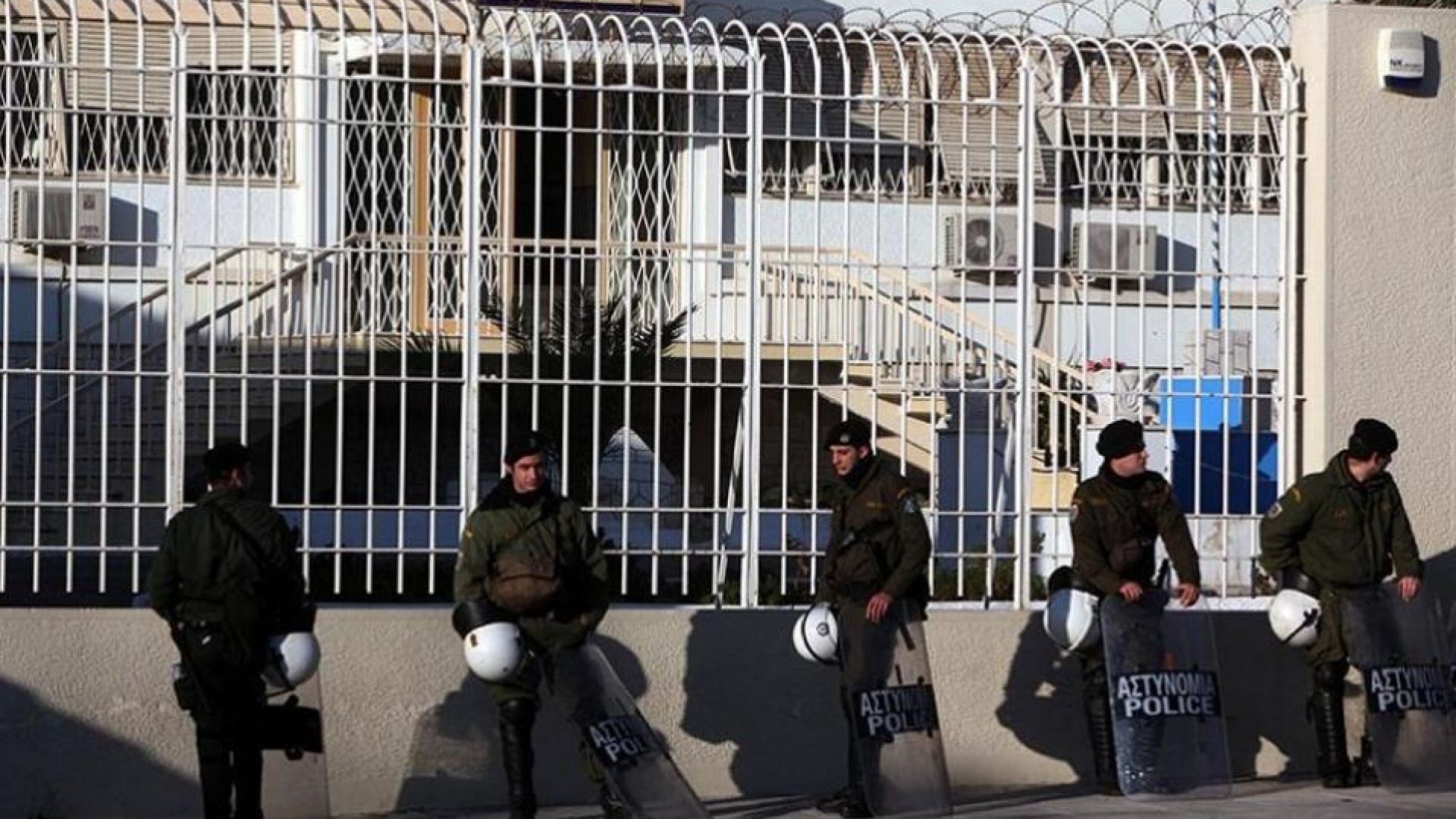 Двама затворници са избягали снощи от строго охранявания затвор Коридалос