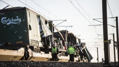  Железопътна злополука на мост в Дания, 6-ма са починали (снимки) 