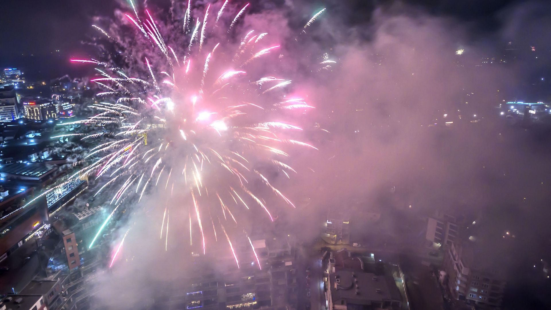 Пловдивчани за изстреляли в небето под формата на празнични фойерверки