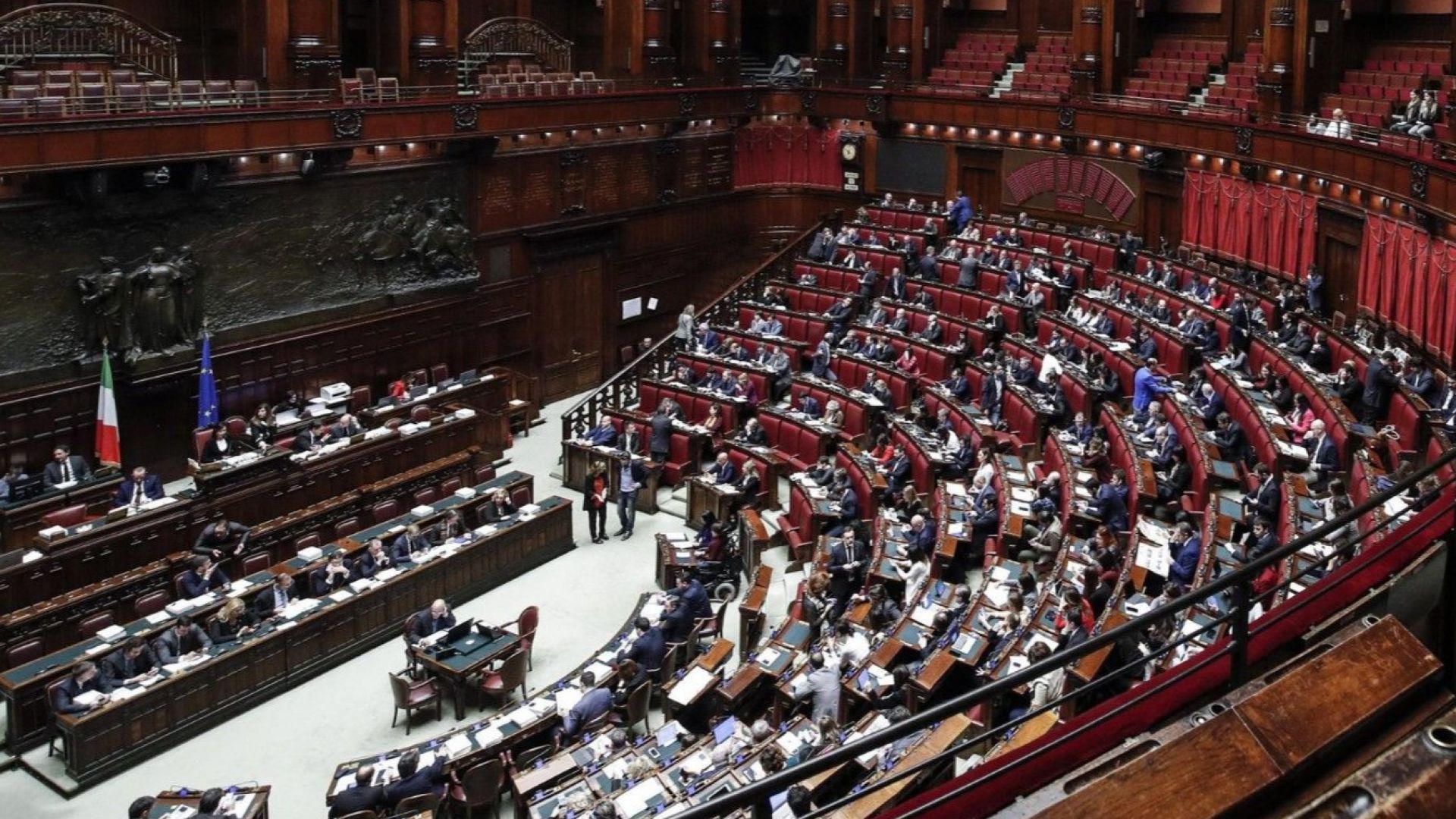 В Италия ще намаляват заплатите на депутатите