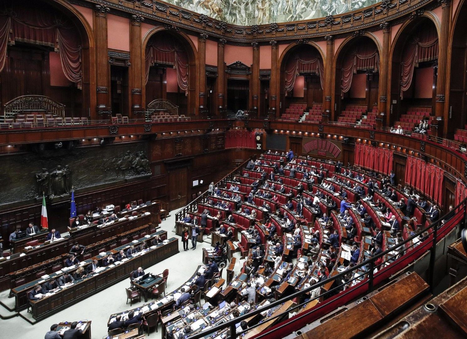 Депутатите в Италия може да останат с по-ниски доходи тази година