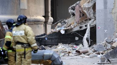 Газова експлозия срути вход на руски блок, трима загинаха (видео)