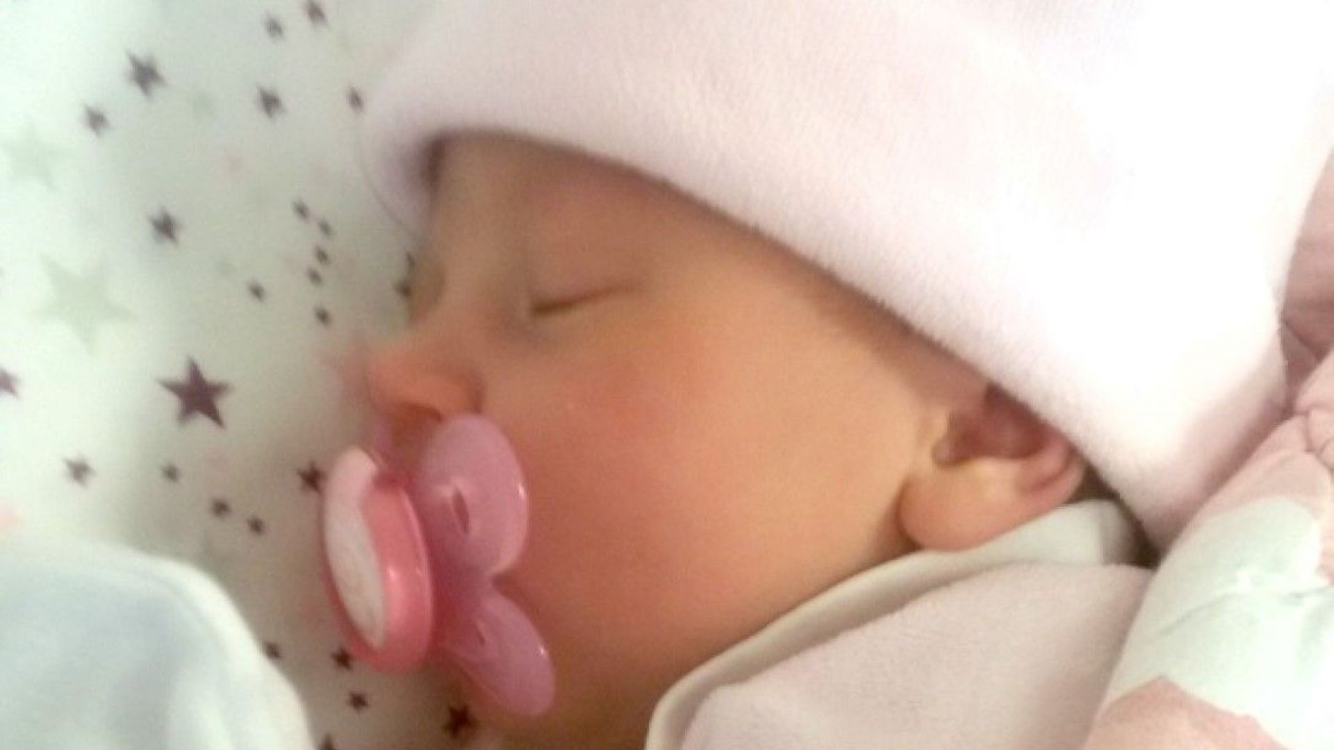 Малката Емили е родена в първия ден на Новата 2019