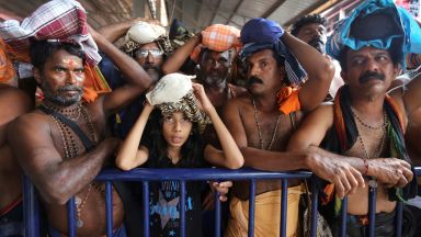  Жени нарушиха вековна възбрана за влизане в индийски храм - митинги и конфликти 