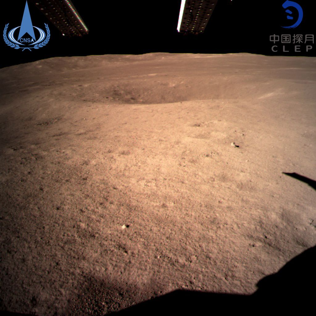 Сондата, състояща се от устройство за кацане и роувър, се приземи в предварително избраната зона за кацане в далечната страна на Луната в 10:26 ч. Пекинско време