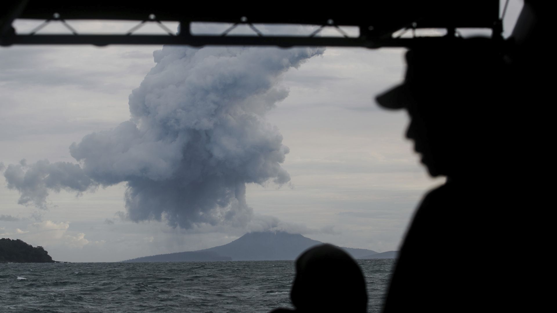 Индонезийският вулкан Анак Кракатау изригна отново днес предаде ТАСС По