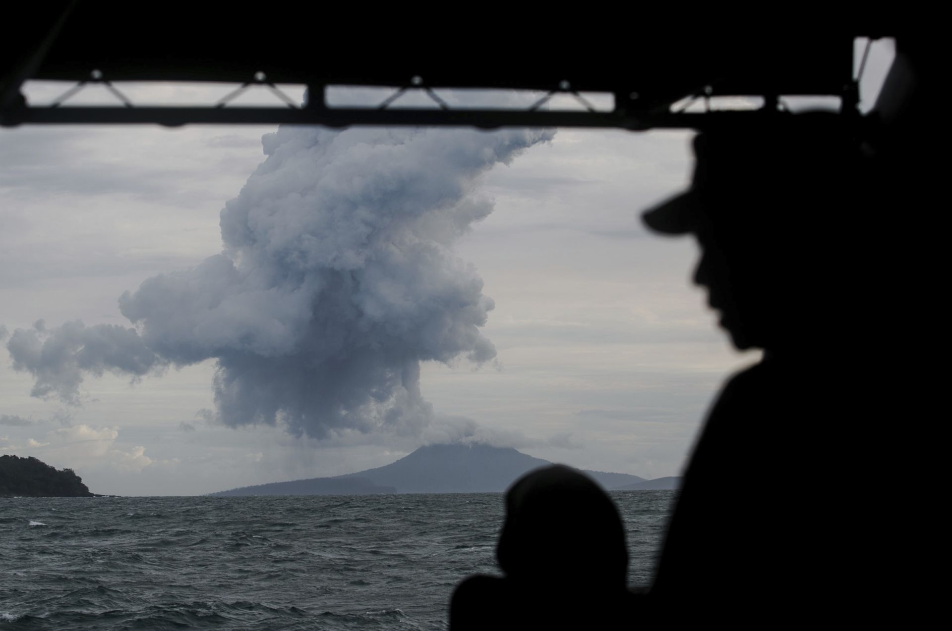 Изригването на вулкана на 22 декември отне живота на 430 души