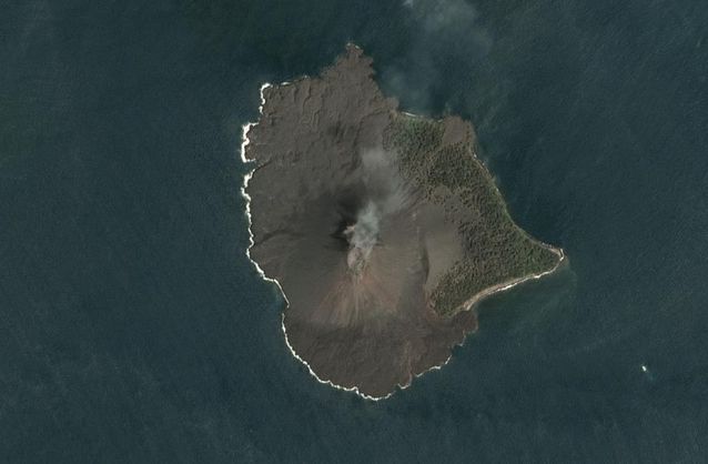  Вулканът преди изригването му на 22 декември 