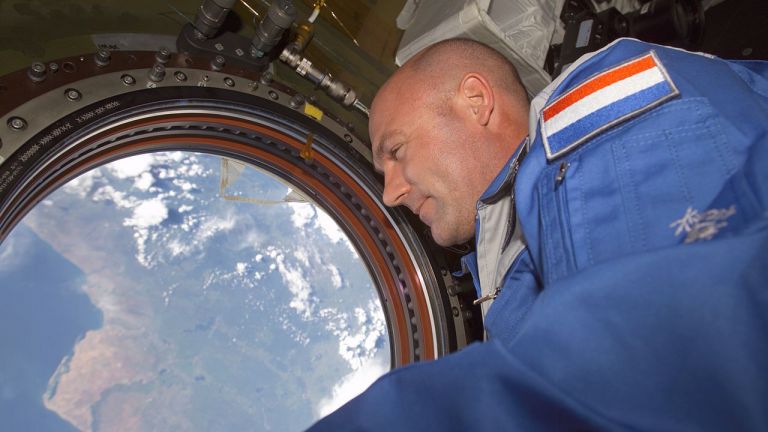 Холандски астронавт звъннал на полицията от Космоса
