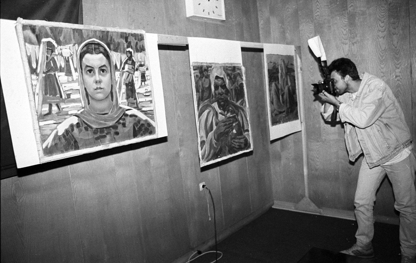 Октомври, 1996 г. - МВР показва картини на Майстора, които са били обект на посегателство