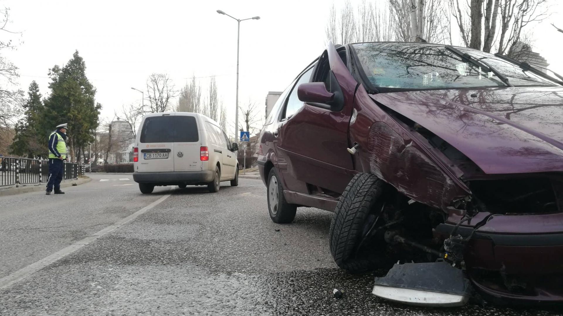 Шофьор се заби с лек автомобил Фиат в електрически стълб