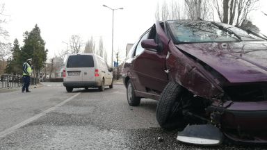Шофьор се заби в електрически стълб край църква в Хасково
