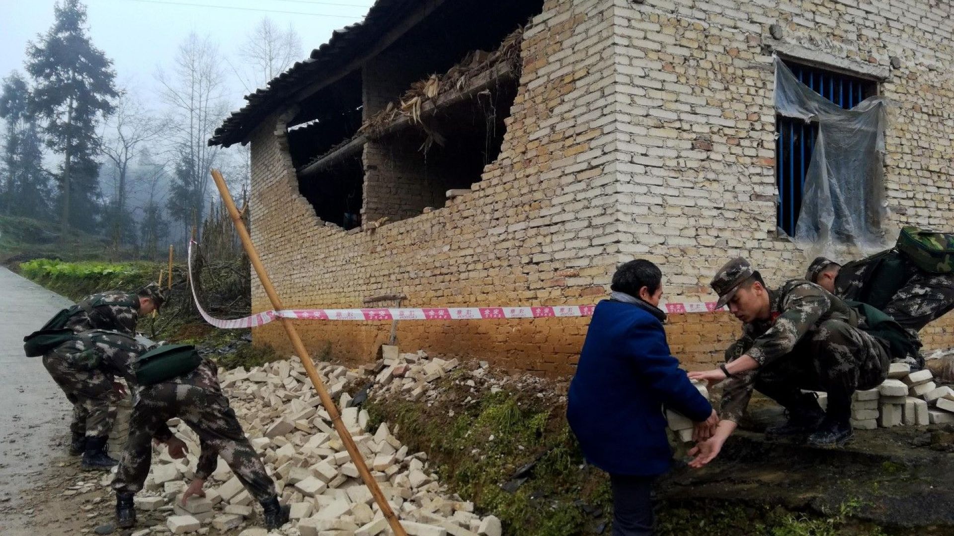 Най малко 774 души бяха ранени а 691 сгради в които