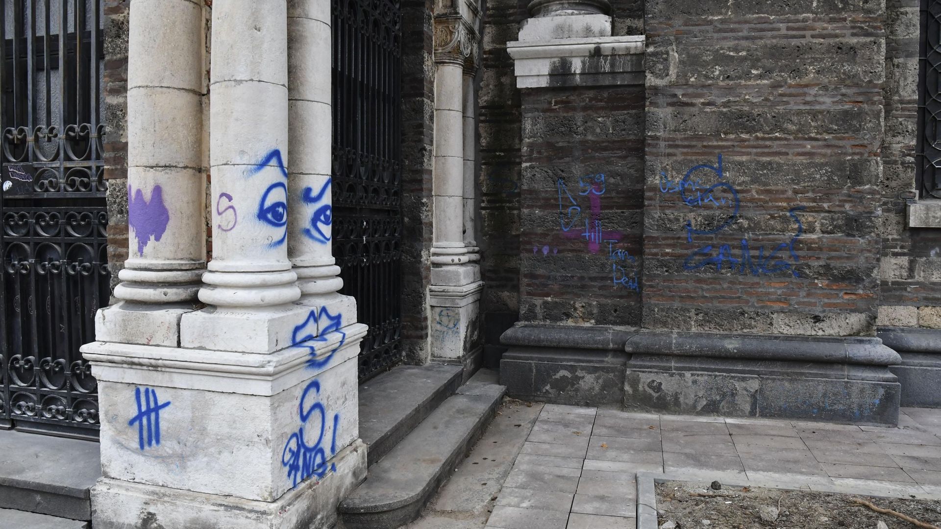 Вандали оскверниха църквата Св.Седмочисленици в центъра на София. Дни, след