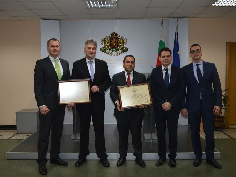 Министърът на икономиката Емил Караниколов връчи сертификат за инвестиция клас А на "МД Електроник" ЕООД