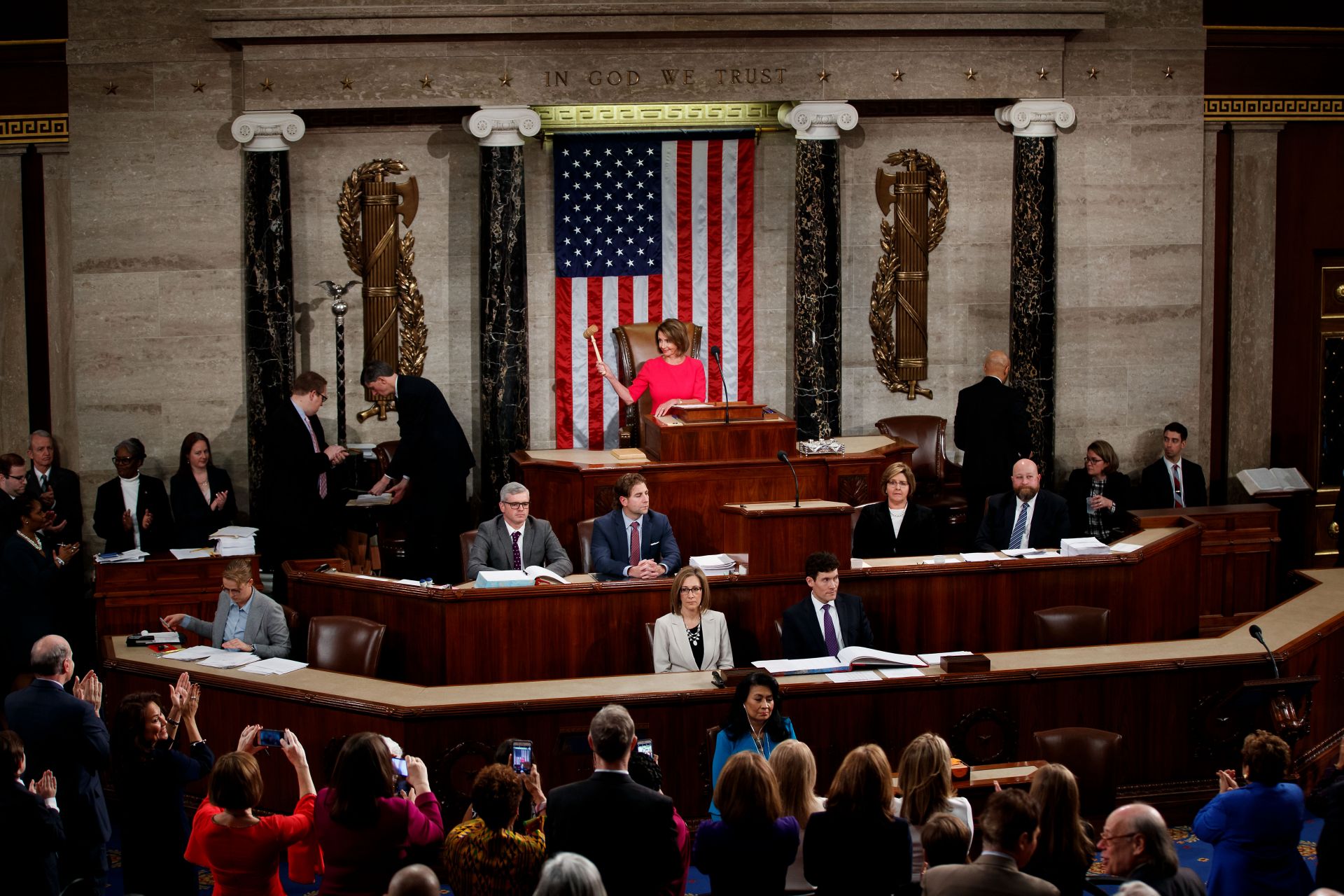 Новата Камара на представителите в Конгреса на САЩ, доминирана от демократите, одобри два законопроекта за финансиране на федералното правителство