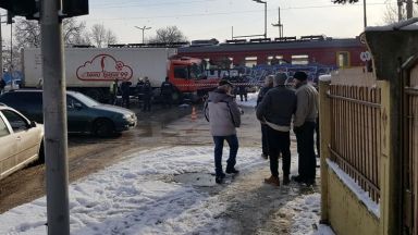 Камион се удари във влак на прелез в Монтана (снимки)