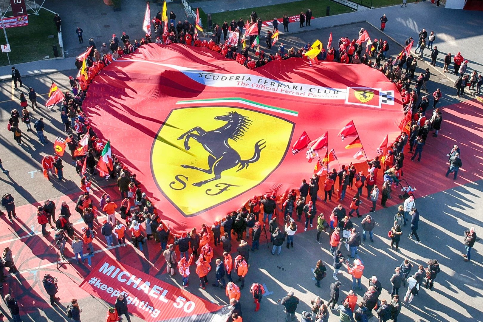 Служителите на Ферари и музея опънаха огромно знаме-сърце за своя най-голям пилот