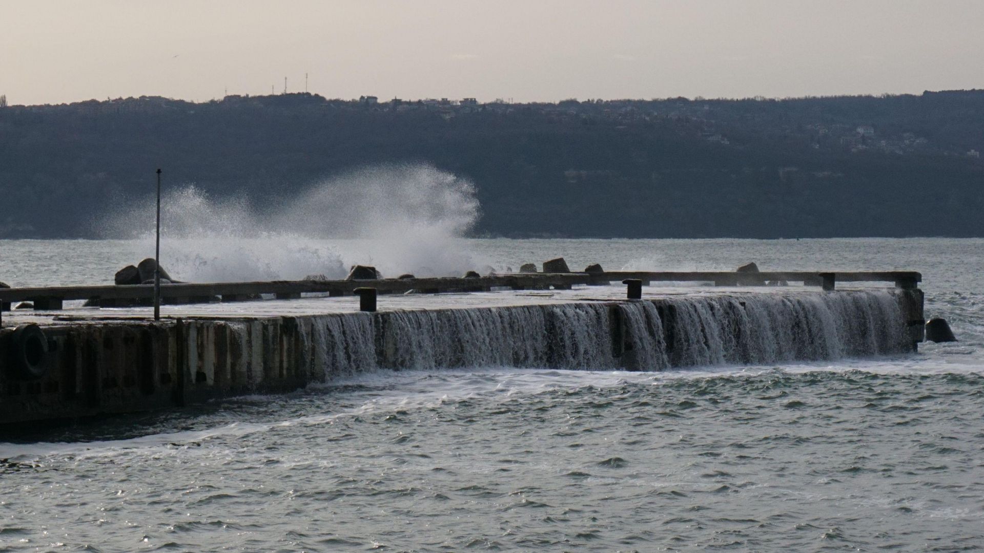 Силното вълнение на морето около вълнолома попречи на водолазите от