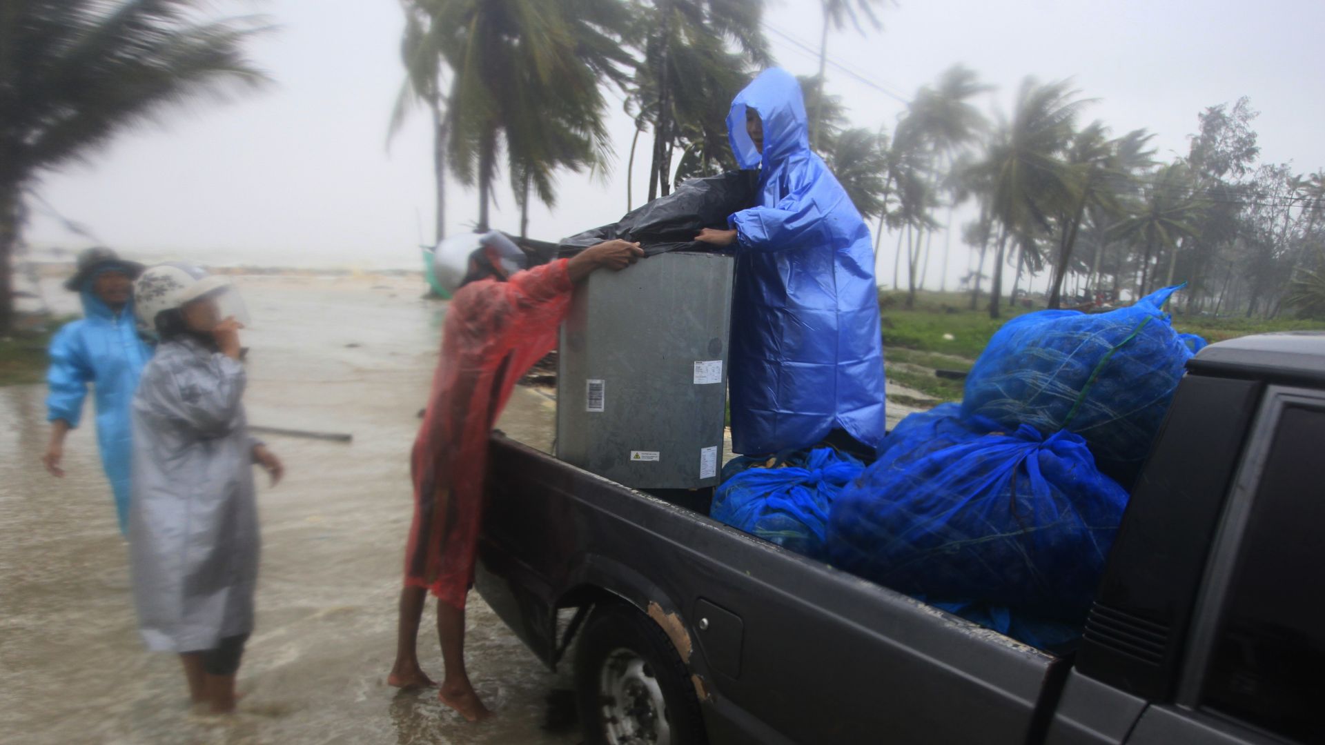 Тайфунът Пабук започна да взима жертви (снимки и видео)