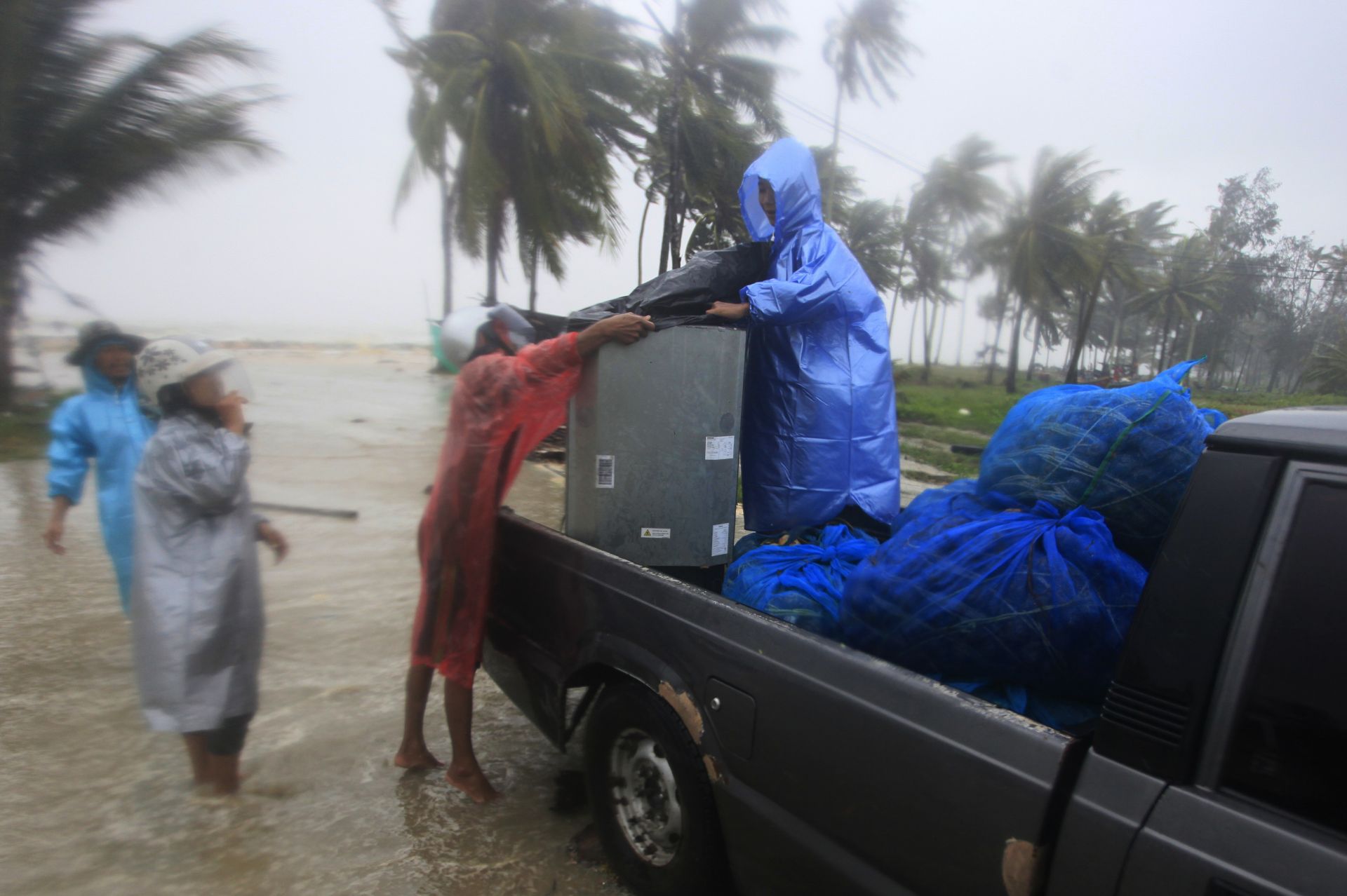Местните жители разчистват бреговата линия в подготовка за приближаващата се тропическа буря Пабук