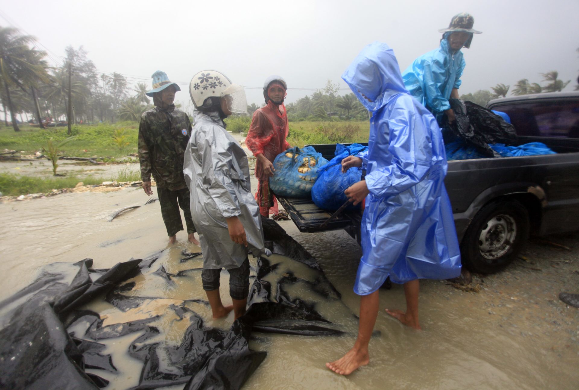 Местните жители разчистват бреговата линия в подготовка за приближаващата се тропическа буря Пабук