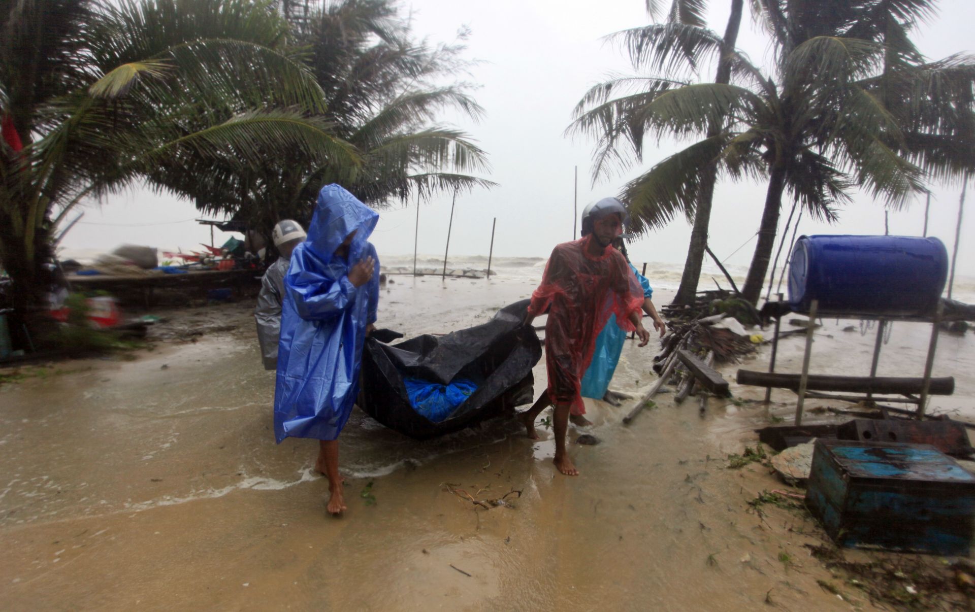  Местните поданици разчистват бреговата линия в подготовка за приближаващата се тропическа стихия Пабук 