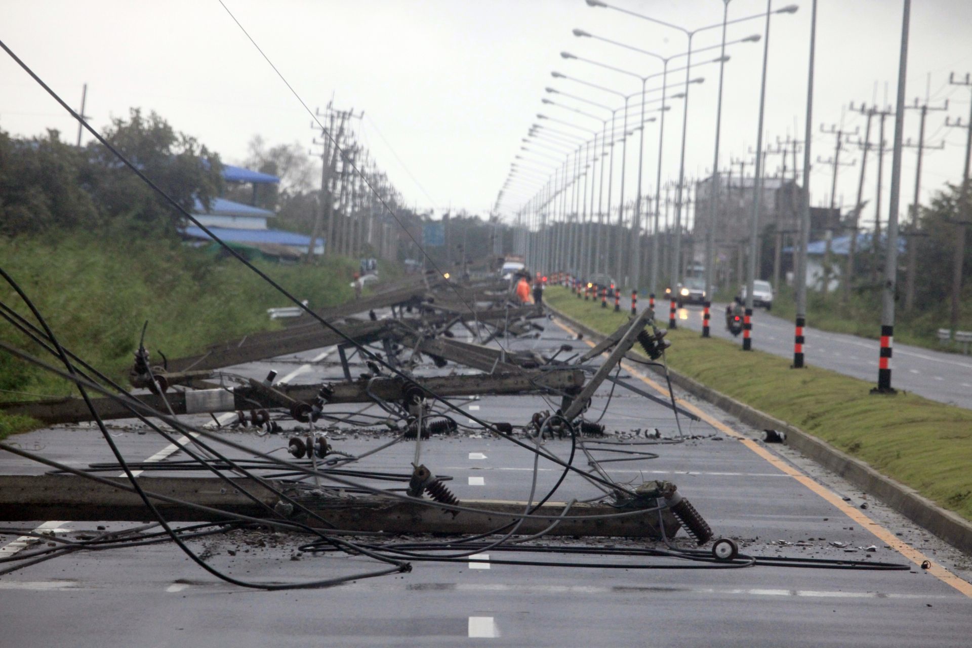 Редица свалени електропроводи от Тропическата буря Пабук блокират главната магистрала в Южен Тайланд