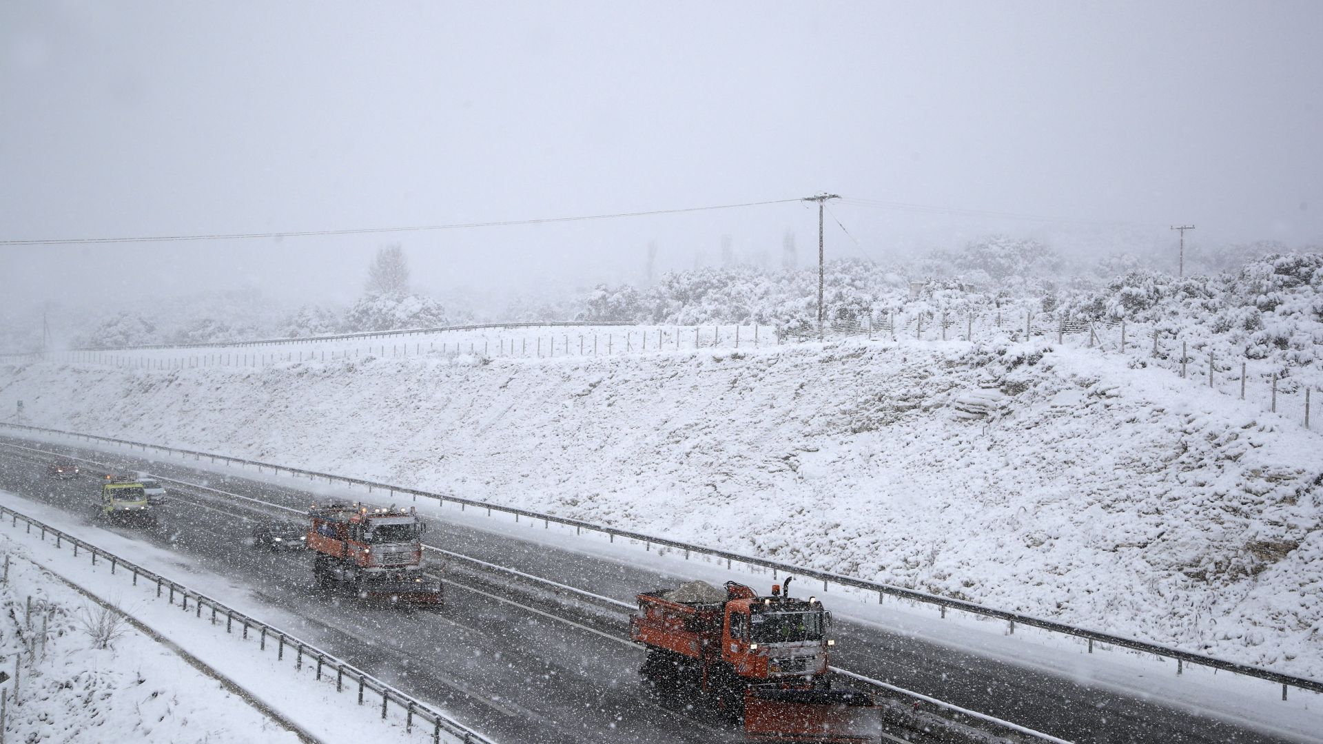 Силен снеговалеж и лошо време парализираха Гърция съобщава Катемерини Виж
