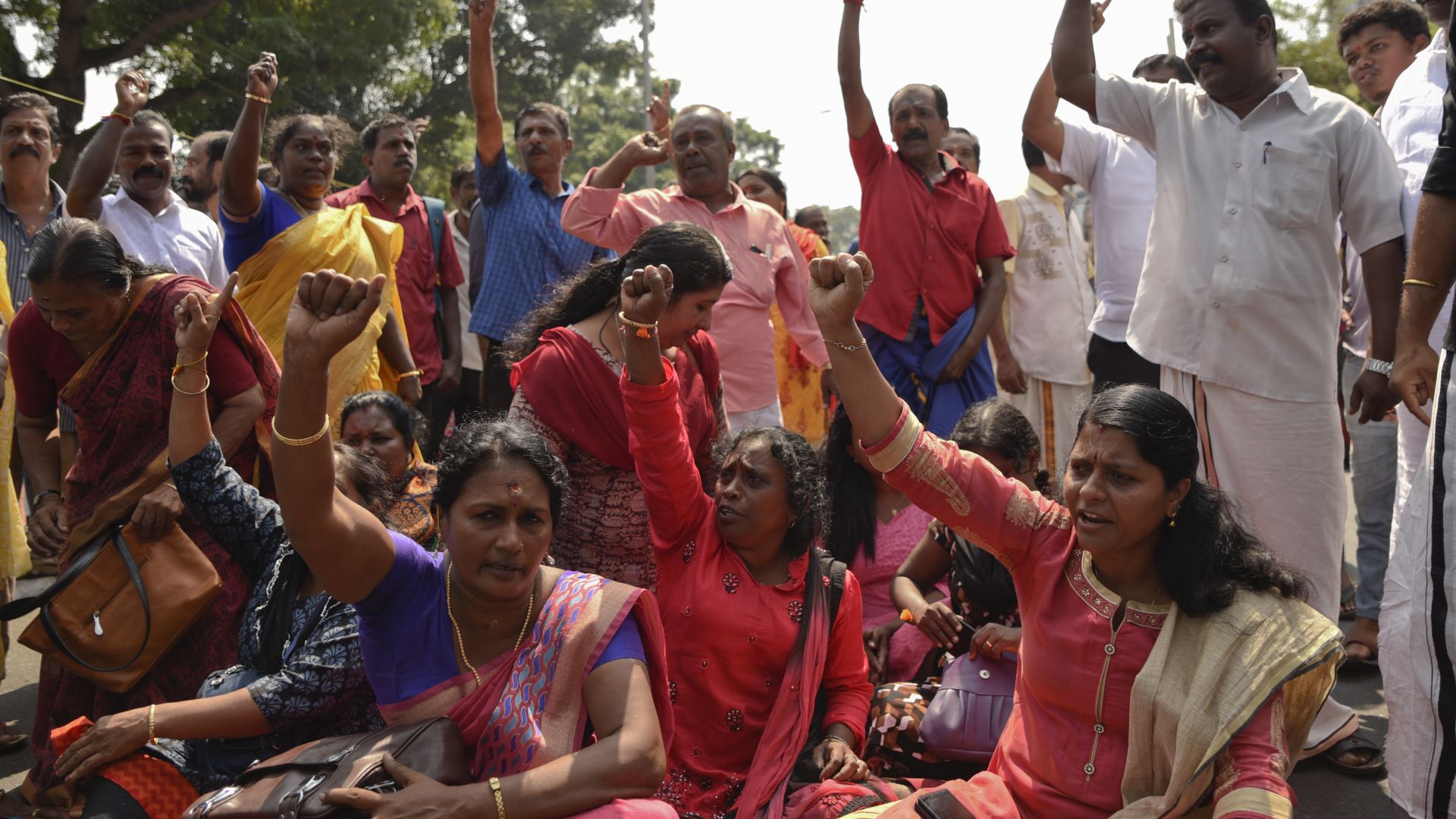 46 годишна жена влезе в храма Сабаримала в Южна Индия предаде