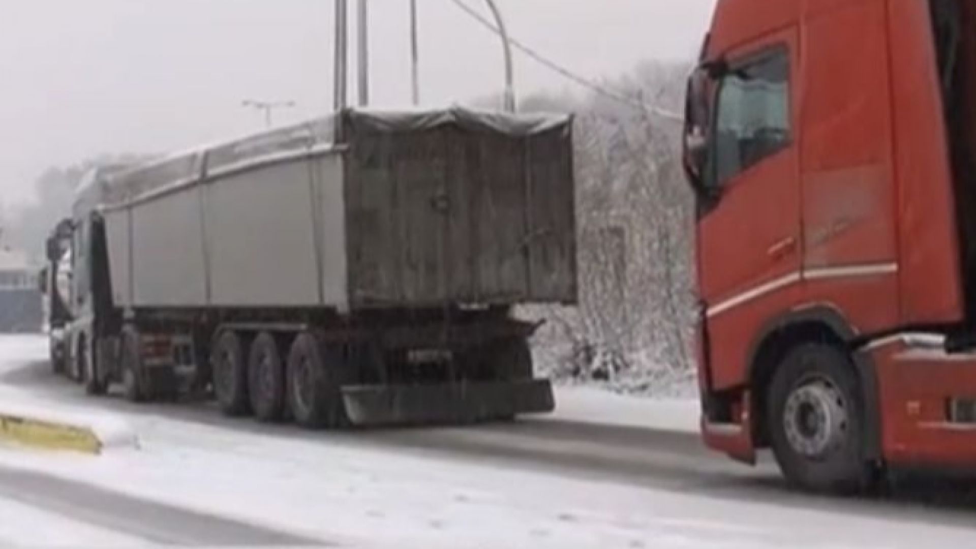 Спряно е пропускането на товарни автомобили на ГКПП Кулата Промахон поради