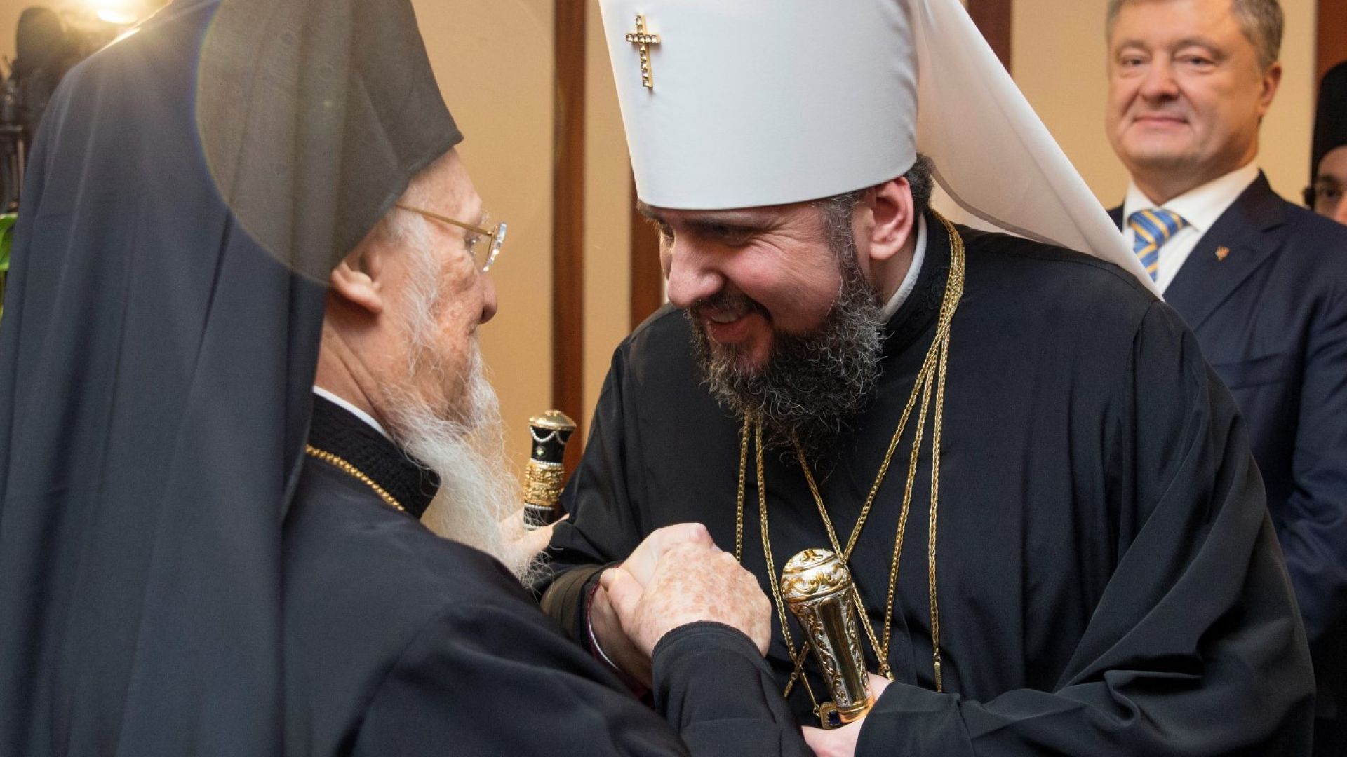 Вселенският патриарх Вартоломей подписа днес в Истанбул томоса декрета за