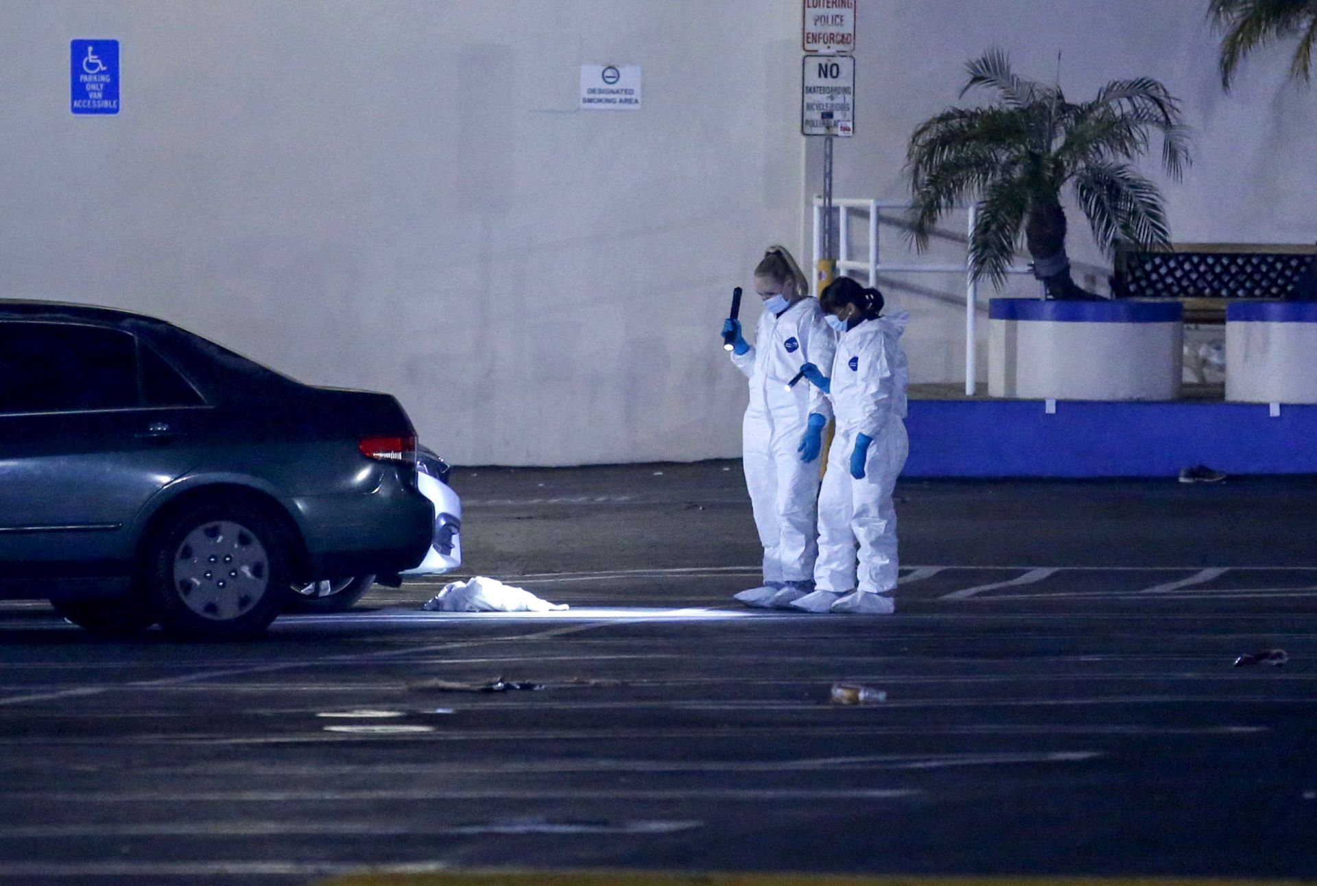 Трима мъже са убити, а четирима са ранени при стрелба на игрище за боулинг в предградието на Лос Анджелис Торънс