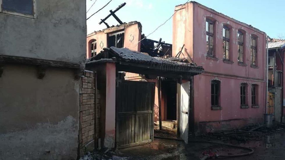 На място пристигнали пожарникари, но къщата била почти напълно изпепелена