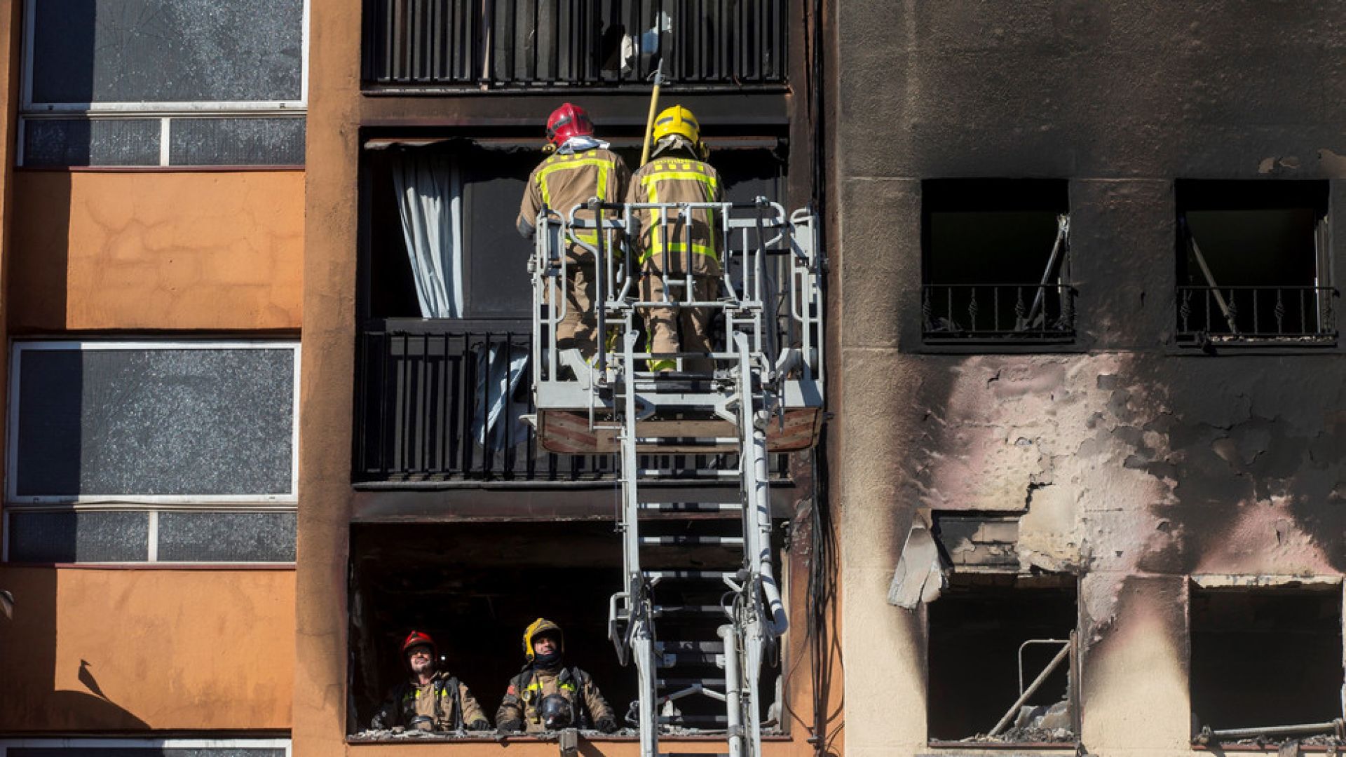 Трима души загинаха днес а 16 са ранени при пожар