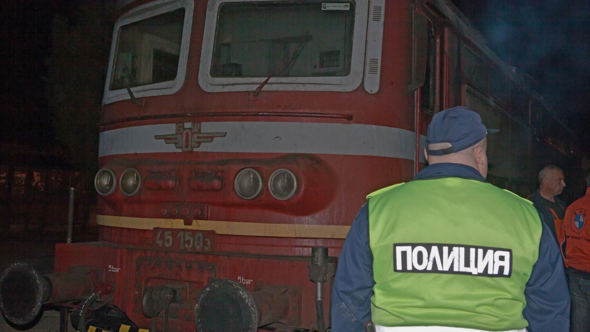 Локомотив на пътнически влак по направлението София Русе избухнал в пламъци