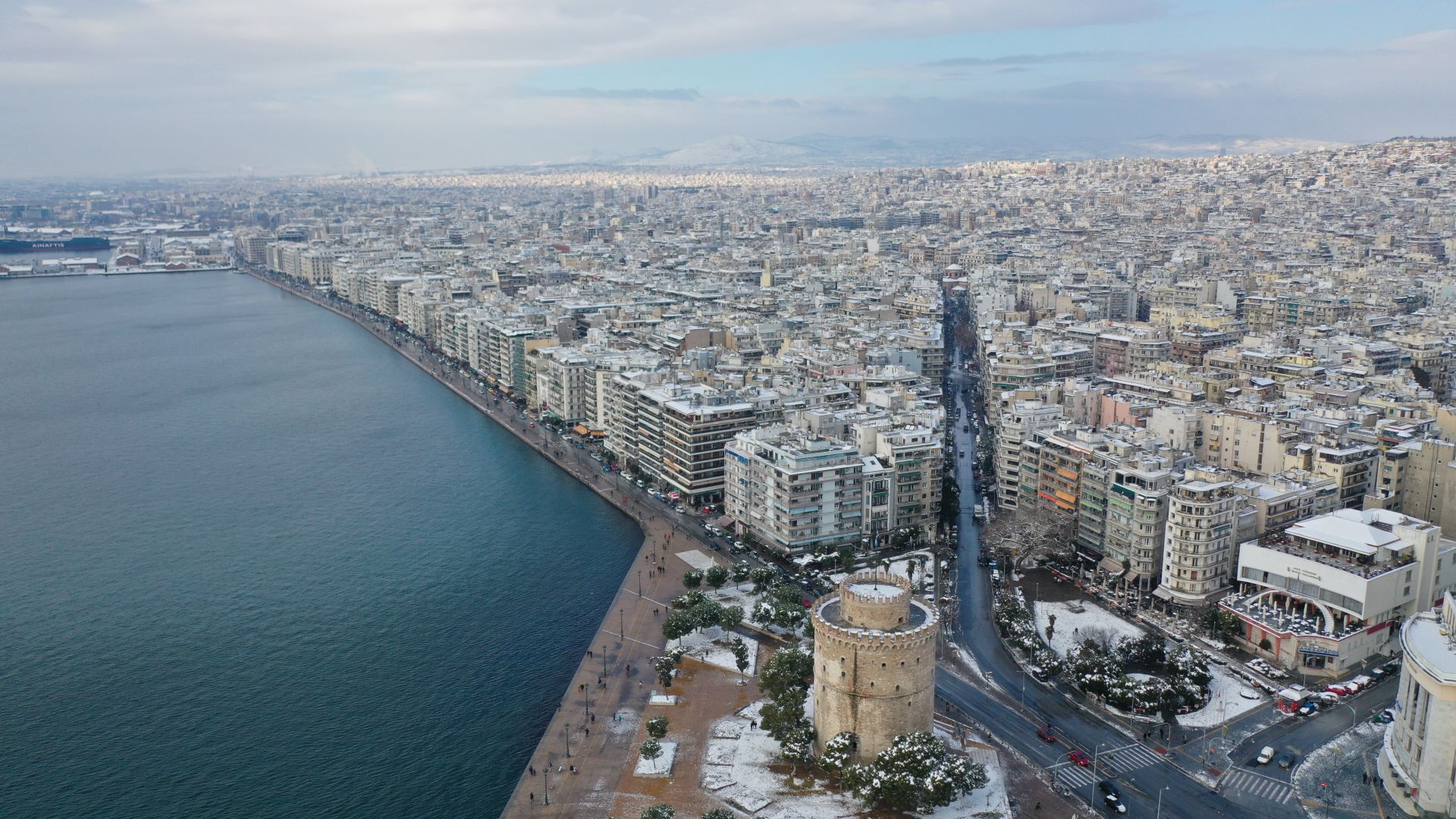 Повече от 24 часа след силната снежна буря в Северна