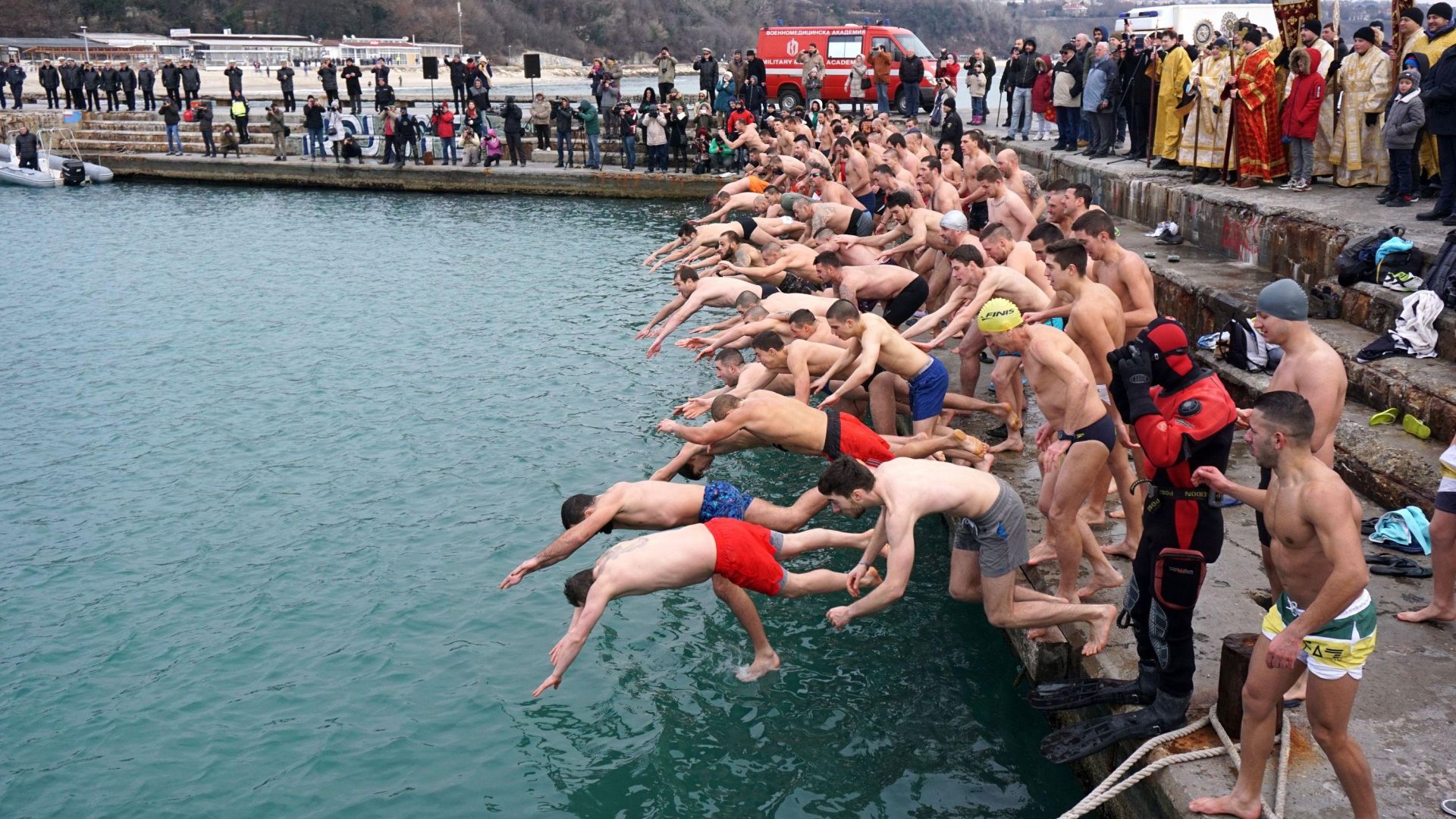 На Богоявление в стотици градове в България хиляди български мъже