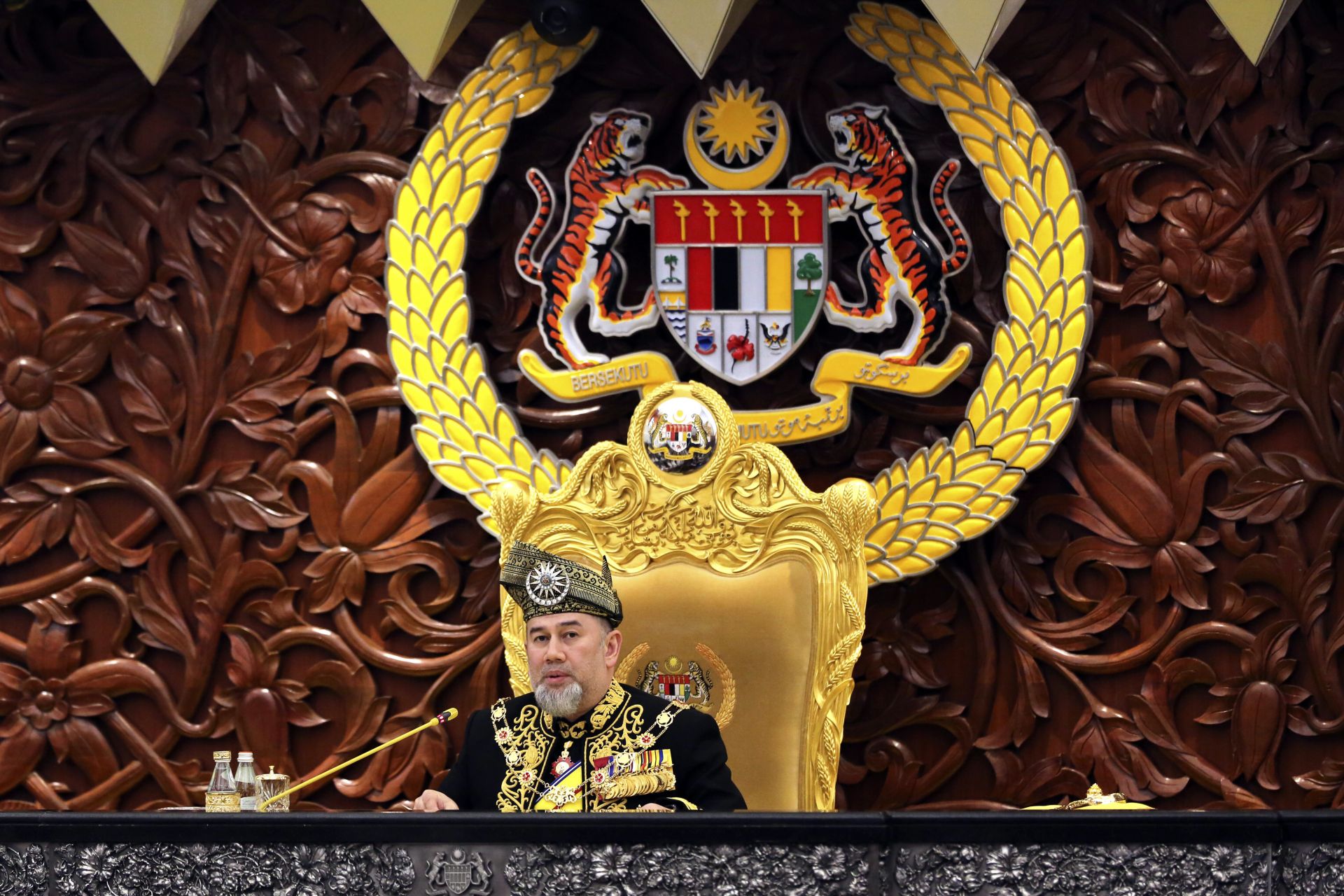 Върховният глава /кралят/ на Малайзия Мухамад Пети обяви днес, че се оттегля от трона