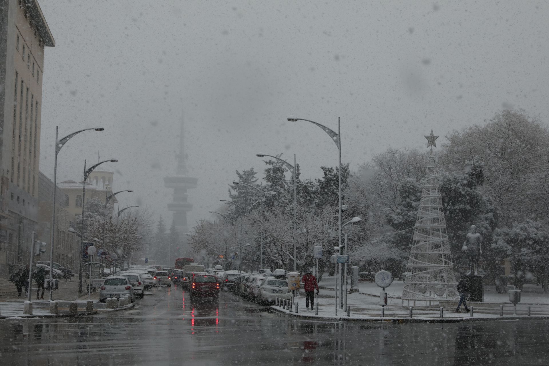 Центърът в Солун е покрит със сняг