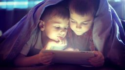 Децата не трябва да гледат в екрани най-малко час преди лягане