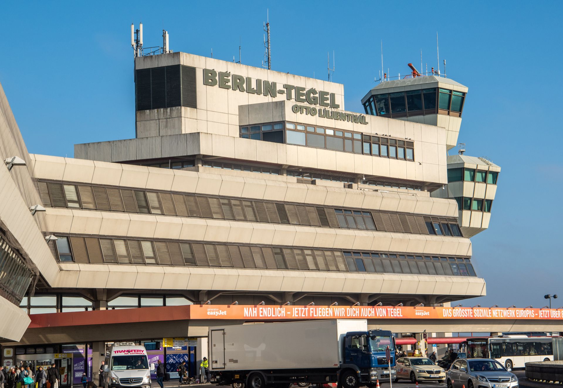 Първата предупредителна стачка се проведе в понеделник сутринта на двете летища на германската столица - "Тегел" и "Шьонефелд"