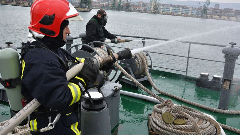 ВМС откриха учебната година с атрактивни демонстрации (снимки)